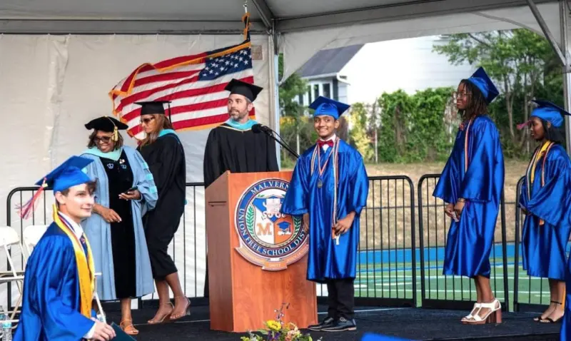 ▲巴里上週剛從紐約長島高中畢業,寫下該校最年輕畢業生的紀錄。(圖/翻攝自IG)