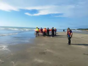 竹北新月沙灘驚傳意外！3男戲水突遭浪捲走　2人獲救1高中生失聯
