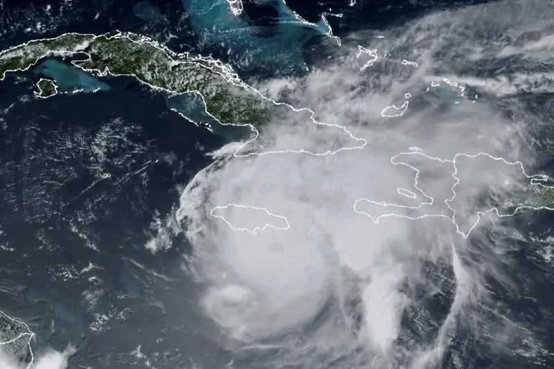 ▲衛星雲圖顯示，颶風「貝羅」正掠過牙買加，該國已宣布週三實施全島宵禁。（圖／美聯社／達志影像）