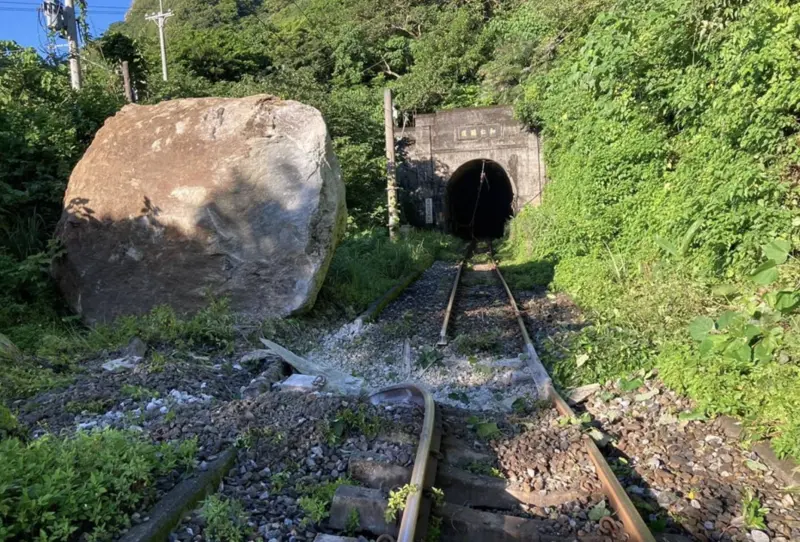 ▲今（4）日清晨再度發生巨石崩落，砸斷和仁隧道口東正線鋼軌。（圖／翻攝臉書宜花東災害通報）