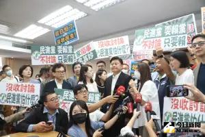 快訊/反修選罷法!綠占主席台狂喊口號 召委抱病求「讓我講話」