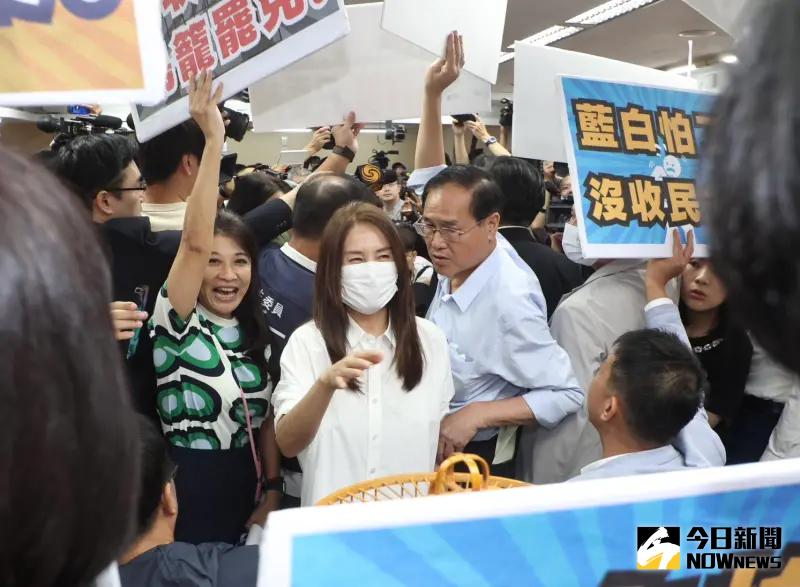 ▲內政委員會今天審選罷法，綠營甲動抗議。（圖／記者陳明中攝，2024.07.04）