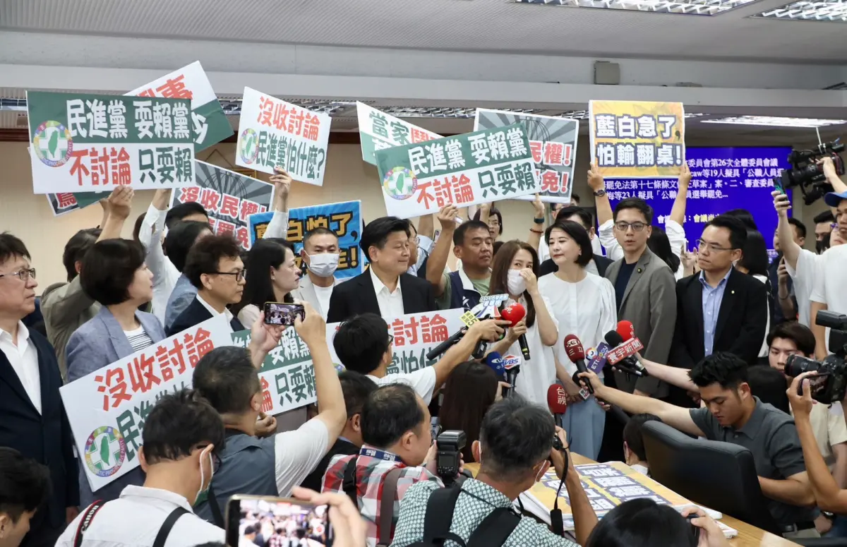 ▲立法院內政委員會4日排審《公職人員選舉罷免法》部分條文修正草案，藍綠吵一團。（圖／記者陳明中攝，2024.07.04）