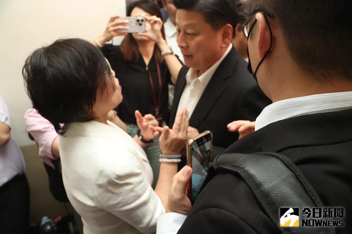 ▲國民黨團總召傅崐萁跟內政部長劉世芳狹路相逢，為了選罷法修法互槓。（圖／陳明中攝，2024.07.04）