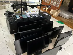 ▲專案小組透過電子產品偵測犬「Wafer(晶圓)」,當場查獲藏匿之電子產品等關鍵事證。(圖/記者郭凱杰翻攝) ▲專案小組透過電子產品偵測犬「Wafer(晶圓)」,當場查獲藏匿之電子產品等關鍵事證。(圖/記者郭凱杰翻攝)