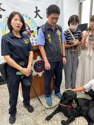▲高雄市刑事警察局大隊科技偵查隊隊長林建均(左)保安警察第三總隊領犬員吳麗玲及Wafer等人合影。(圖/記者郭凱杰翻攝) ▲高雄市刑事警察局大隊科技偵查隊隊長林建均(左)保安警察第三總隊領犬員吳麗玲及Wafer等人合影。(圖/記者郭凱杰翻攝)