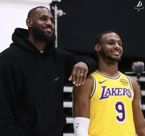 ▲洛杉磯湖人隊與「詹皇」LeBron James的大兒子Bronny James達成共識,簽下一份4年新秀合約,薪資總額達790萬美元(約台幣2.6億元)。(圖/美聯社/達志影像) ▲洛杉磯湖人在今年選秀會上選進陣中球星「詹皇」LeBron James的大兒子Bronny James,也幫助LeBron一圓想跟兒子同隊打球的夢想。(圖/美聯社/達志影像)