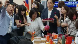 綠委杯葛內政委員會！中午吃完便當合體自拍吃火龍果　酸爆麥玉珍
