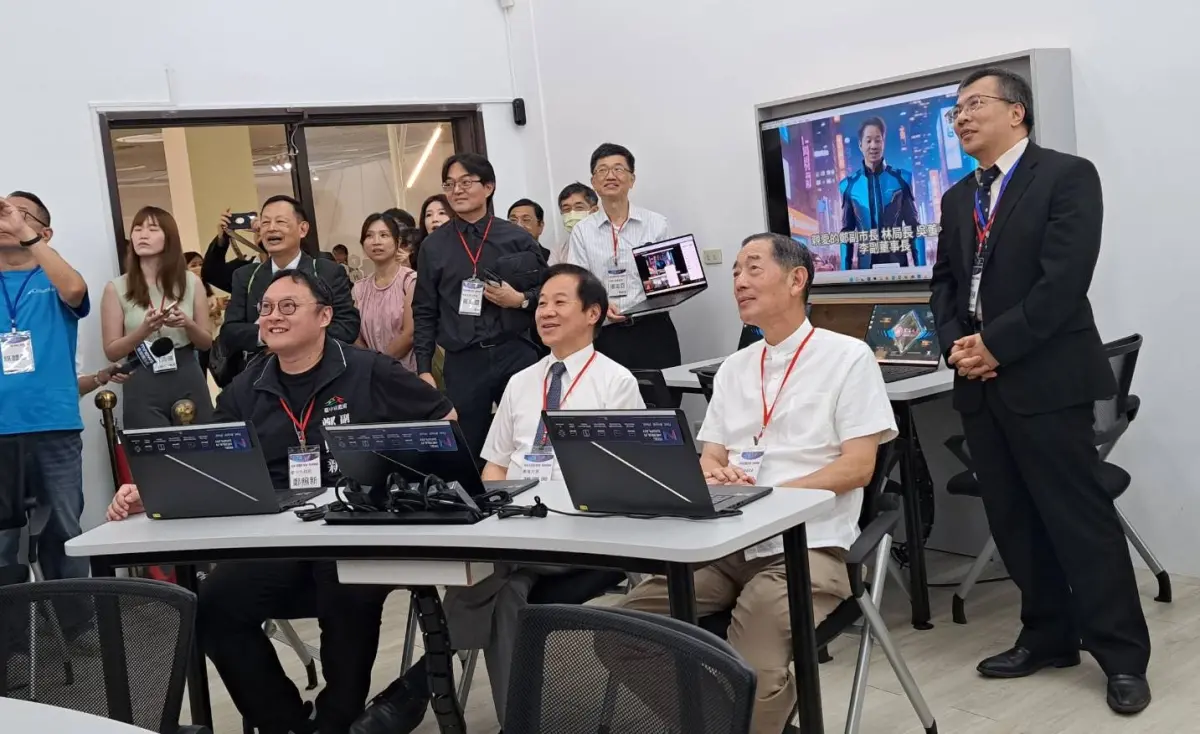 ▲東海大學今天進行玉釵AI NB教室啟用儀式，校長張國恩（前中）宣佈願提供校地給輝達設廠。（圖／記者顏幸如攝，2024.07.04）