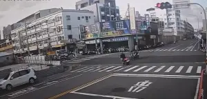 ▲台南2名機車騎士行經路口時,疑因搶黃燈發生碰撞。(圖/翻攝畫面) ▲台南2名機車騎士行經路口時,疑因搶黃燈發生碰撞。(圖/翻攝畫面)