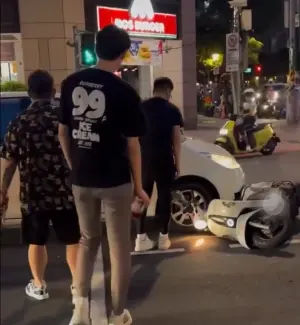 ▲隨著越來越多人圍上前,葉男終於在斑馬線上停車。(圖/翻攝畫面) ▲隨著越來越多人圍上前,葉男終於在斑馬線上停車。(圖/翻攝畫面)