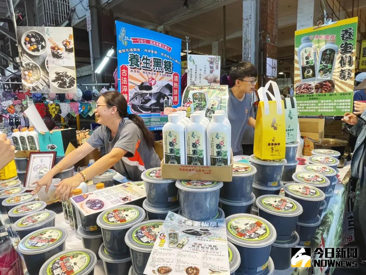 ▲業者推出即開即食，又可常溫保存6個月的「手工古早味黑糖嫩仙草」及「黑糖養生仙草濃萃」等商品。（圖／記者陳美嘉攝，2024.07.04）