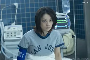 ▲小池榮子飾演有軍醫背景的神祕女子YOKO，劇中挑戰英、日夾雜台詞，難到快哭出來。（圖／KKTV）
