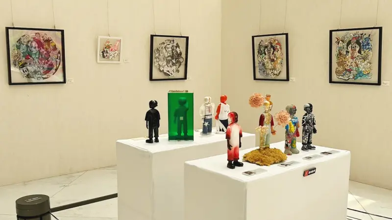 ▲「童心奇境 潘奕丞公仔聯名創作特展」即日起至9月1號登場。（圖／新光三越高雄左營店提供）