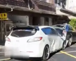 疑為超車爆衝突！基隆街頭上演「碰碰車」鬧劇　BMW車尾遭馬3撞爛
