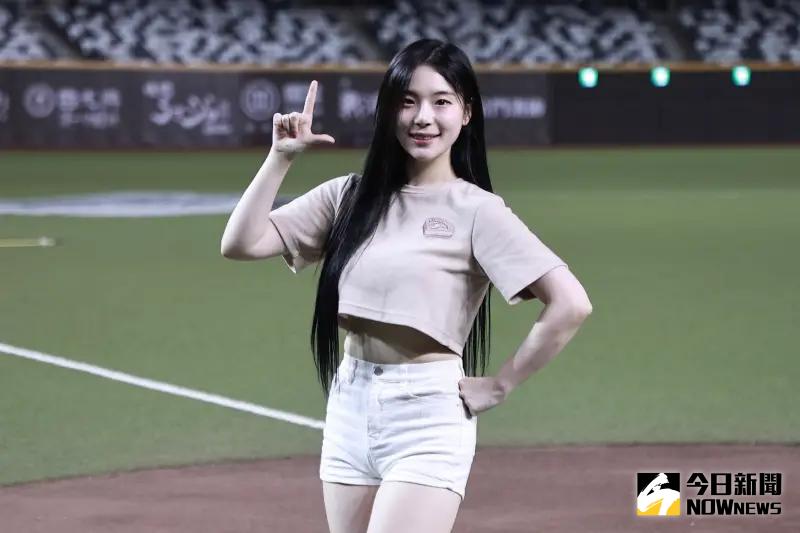 ▲韓籍啦啦隊女神趙娟週（Mimi）為2S娛樂公司的旗下藝人，同時也是統一獅韓籍外援啦啦隊員。（圖／記者葉政勳攝）