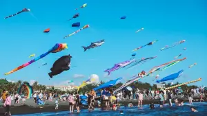 ▲「旗津風箏節暨氣墊水樂園」今年以「高雄熊的海陸派對」為主題。(圖/高市府觀光局提供) ▲「旗津風箏節暨氣墊水樂園」今年以「高雄熊的海陸派對」為主題。(圖/高市府觀光局提供)
