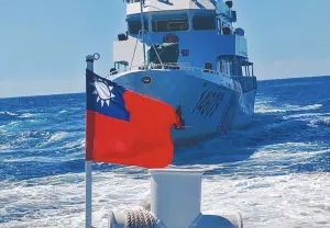 國旗在中國海警前飄揚!澎湖漁船被追20分鐘求救 海巡署急救援