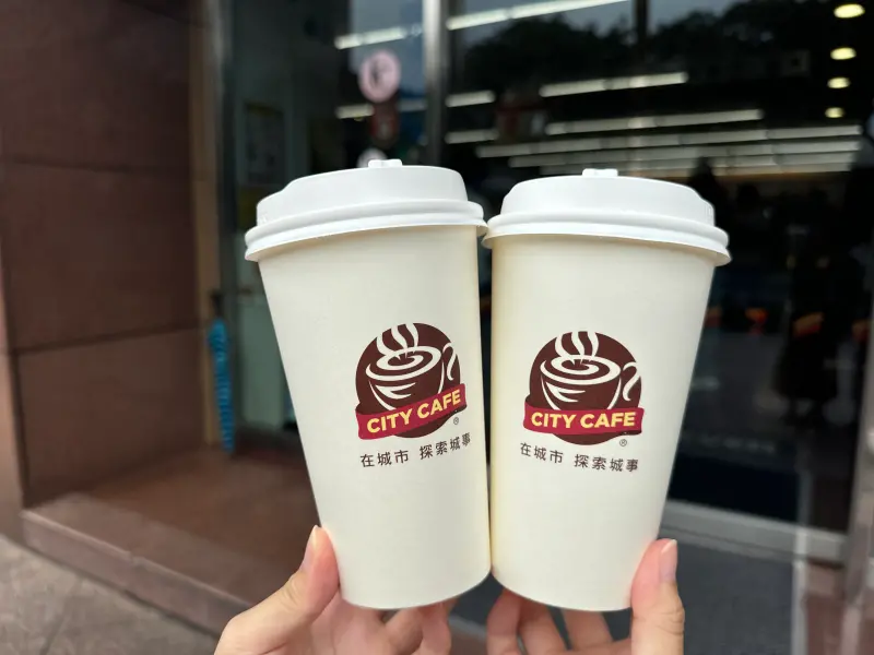 ▲7-11可寄杯的厚乳拿鐵買一送一補貨了!LINE禮物隱藏優惠的半價厚乳拿鐵熱銷缺貨,今(18)日起又補貨上架。(圖/記者鍾怡婷攝)