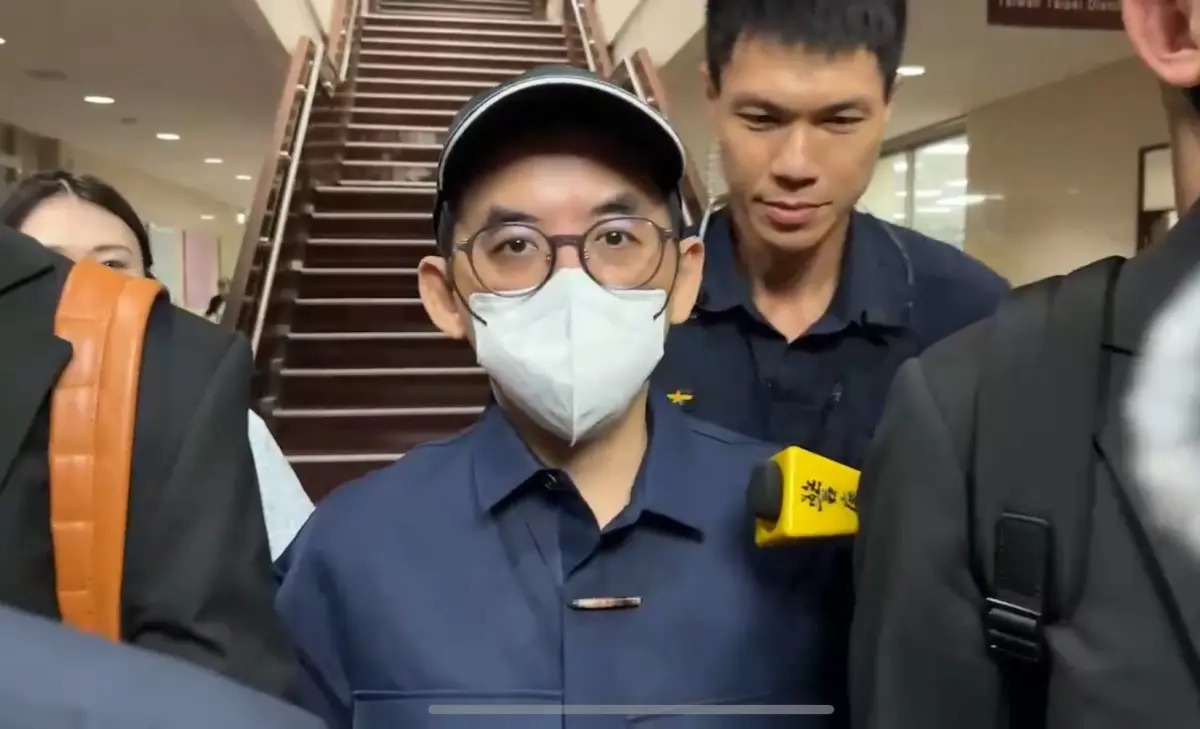 ▲黃子佼案又多12名少女受害，一共586個性影像檔案被搜出，最小的才10歲，律師李怡貞怒喊，「不讓他進去關真的會很氣憤！」（圖／NOWnews攝影中心）