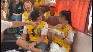 在王少偉主持的綜藝節目中,兩人舉止親密,戀情似乎也是「公開的秘密」。(圖/翻攝自《全員請上車》) ▲在王少偉主持的綜藝節目中,兩人舉止親密,戀情似乎也是「公開的秘密」。(圖/翻攝自《全員請上車》)