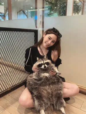 ▲藝人歐陽妮妮先前才剛答應男友張書豪的求婚,獲得大批粉絲熱情祝福,沒想到近日又被爆料她去玩密室逃脫時臭臉甩大牌,爆料者更形容她「超級機車」,吸引網友高度關注。(圖/歐陽妮妮IG) ▲藝人歐陽妮妮先前才剛答應男友張書豪的求婚,獲得大批粉絲熱情祝福,沒想到近日又被爆料她去玩密室逃脫時臭臉甩大牌,爆料者更形容她「超級機車」,吸引網友高度關注。(圖/歐陽妮妮IG)
