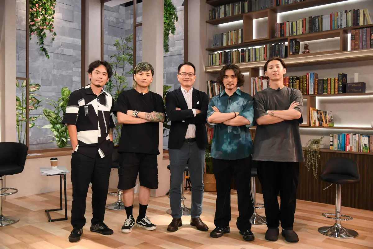 ▲鄭弘儀帶著全新訪談節目〈話時代人物〉宣布重回三立新聞台，首集請到滅火器樂團。（圖／三立新聞台提供）