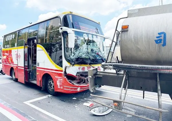 ▲中壢客運意外追撞水罐車，導致6名乘客受傷送醫。（圖／翻攝畫面）