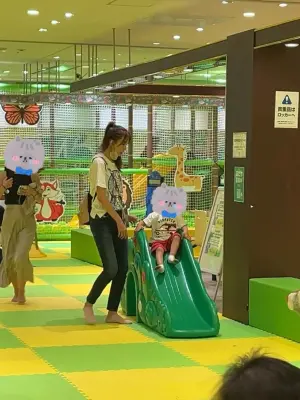 ▲▼林志玲(綁馬尾者)帶兒子(右一)到遊戲場玩,慈母行徑全都錄。(圖/m5.mandy小紅書) ▲▼林志玲(綁馬尾者)帶兒子(右一)到遊戲場玩,慈母行徑全都錄。(圖/m5.mandy小紅書)