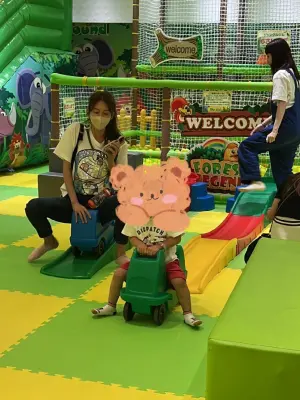 ▲▼林志玲獨自陪兒子放風,拍照記錄之外,還拿水壺給愛子補充水分。(圖/m5.mandy小紅書) ▲▼林志玲獨自陪兒子放風,拍照記錄之外,還拿水壺給愛子補充水分。(圖/m5.mandy小紅書)