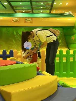 ▲▼林志玲獨自陪兒子放風,拍照記錄之外,還拿水壺給愛子補充水分。(圖/m5.mandy小紅書) ▲▼林志玲獨自陪兒子放風,拍照記錄之外,還拿水壺給愛子補充水分。(圖/m5.mandy小紅書)