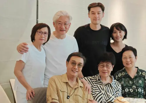 ▲ 香港資深演員劉松仁所發布的照片中，胡歌夫婦（後排右一、二）緊貼在一起對著鏡頭露出放鬆的笑容。（圖／新浪娛樂）