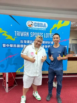 實踐學院創辦人蔡家宏(左)與自由車國手盧紹軒合影(右)。(圖/中華民國運動彩券發展協會) ▲實踐學院創辦人蔡家宏(左)與自由車國手盧紹軒合影(右)。(圖/中華民國運動彩券發展協會)