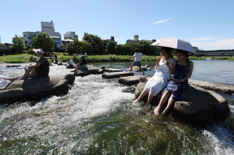 ▲日本東京連續兩天出現攝氏35度以上的「猛暑日」，日本氣象廳針對21個都府縣發布中暑警報，東京今（5）日更有多達59人疑似因為中暑送醫。（圖／美聯社／達志影像）