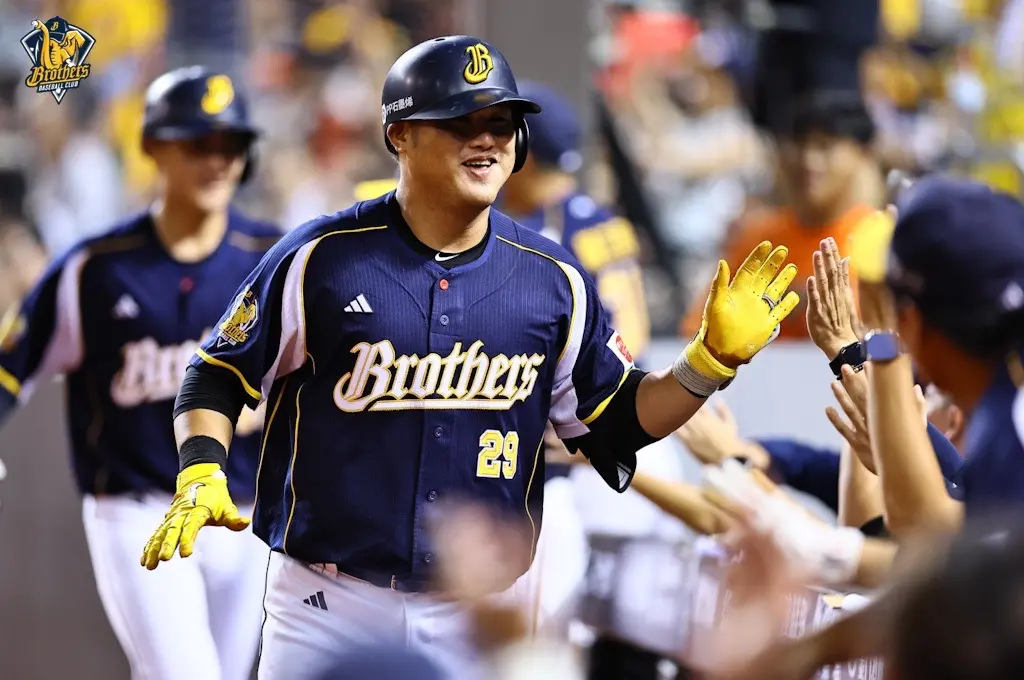 ▲中信兄弟今（5）日面對統一獅狂敲14支安打，包含2支全壘打，其中1發就是陳俊秀在6局上敲出的三分砲。（圖／中信兄弟提供）