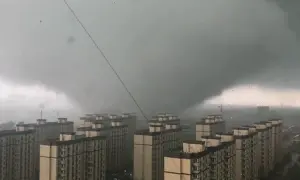 影/山東龍捲風釀死傷!目擊者驚呼連連 樹枝鐵皮亂飛:嚇得想哭