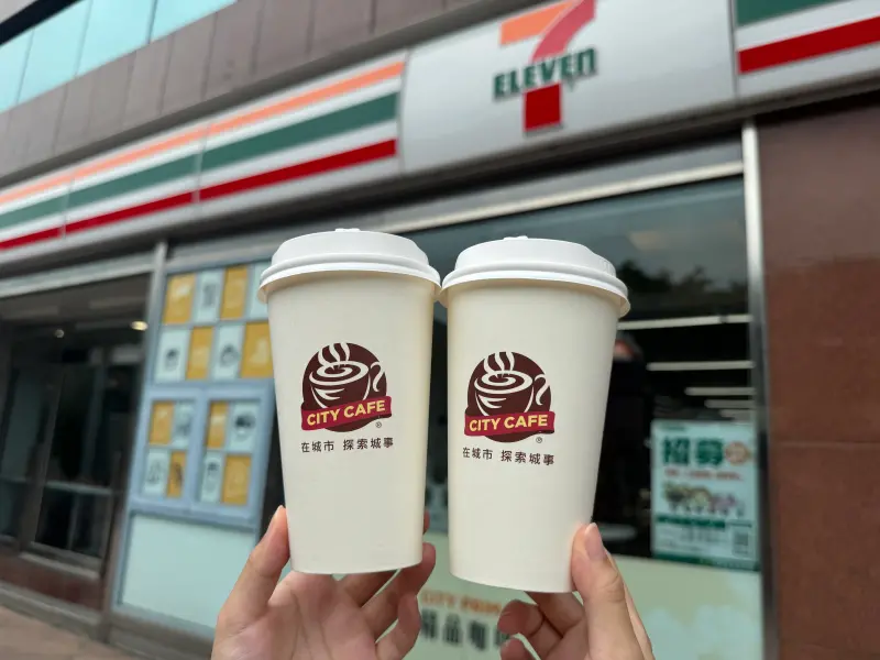 ▲7-11自9月27日起大杯美式、厚乳拿鐵買2送2優惠，還有精品生椰厚拿鐵、水果茶、冰黑糖珍珠撞椰奶10元多一杯。（圖／記者鍾怡婷攝）