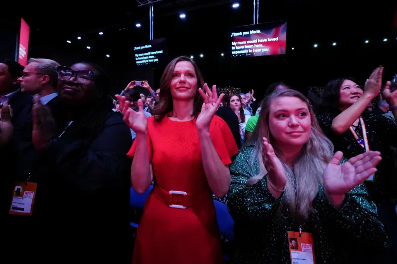▲維多利亞生性低調,丈夫踏入政壇後也很少在公開政治場合露面,更不受訪。圖為她去年10月罕見出現在工黨大會上。(圖/美聯社/達志影像)