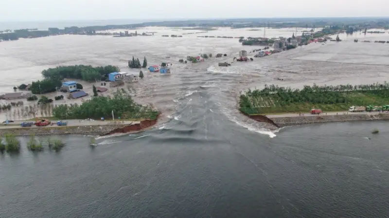 ▲中國湖南岳陽華容縣洞庭湖一線堤坊，5日發生管湧、決堤等險情，寬度並持續擴大，超過5000名民眾被疏散。（擷取自微博）