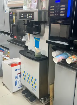 霜淇淋部份機台也改為腳踩式,店員不用費力氣用手擠,就能製作出漂亮的霜淇淋。(圖/記者鍾怡婷攝) ▲霜淇淋部份機台也改為腳踩式,店員不用費力氣用手擠,就能製作出漂亮的霜淇淋。(圖/記者鍾怡婷攝)