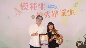 ▲有學生身著原住民、客家服飾與市長合影,展現地方特色;也有抱著自己的愛犬入鏡分享喜悅。(圖/高市府教育局提供) ▲有學生身著原住民、客家服飾與市長合影,展現地方特色;也有抱著自己的愛犬入鏡分享喜悅。(圖/高市府教育局提供)