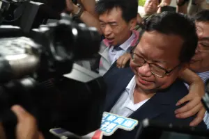 涉貪遭裁定500萬交保,海基會董事長鄭文燦面帶微笑離開桃園地方法院 ▲涉貪遭裁定500萬交保,海基會董事長鄭文燦面帶微笑離開桃園地方法院。(圖/記者陳明中攝,2024.07.06)