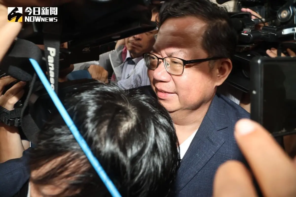 ▲海基會董事長鄭文燦昨交保後被媒體圍堵，各界揣測，若他因案下台，海基會可能接班人選是秘書長羅文嘉。（圖／記者陳明中攝影）