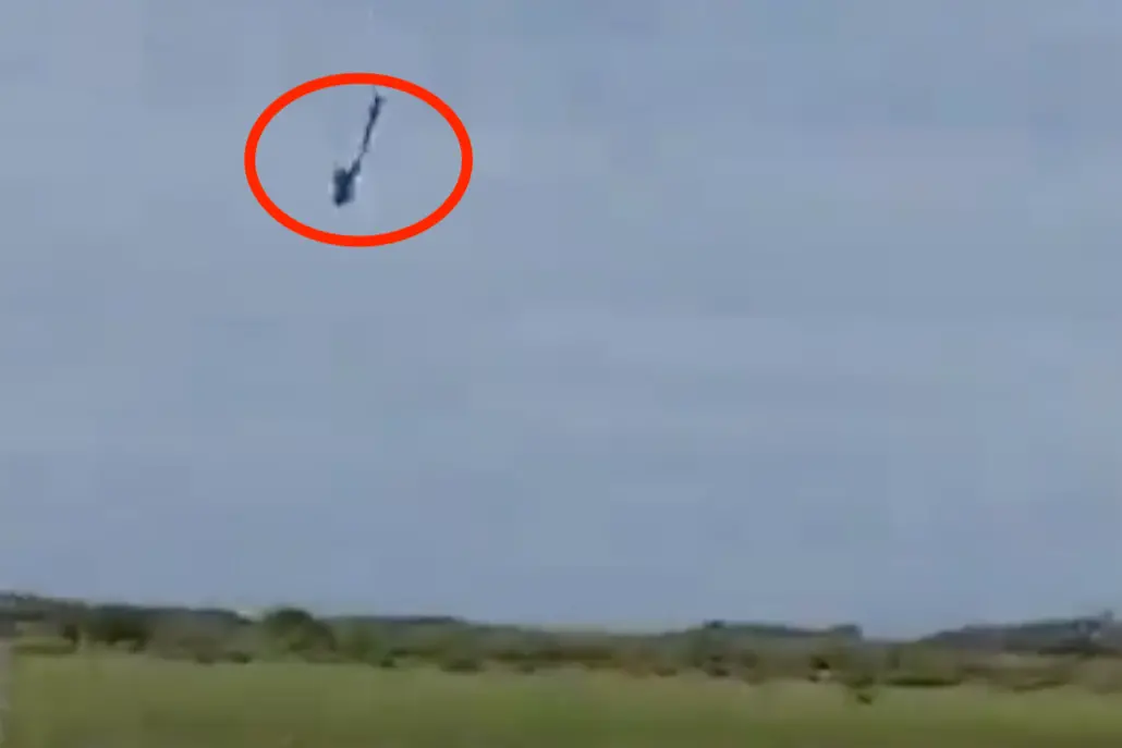 ▲墨西哥赫羅伊卡海軍軍事學校（Heroica Escuela Naval Militar）一位學生，日前在進行跳傘演習時，降落傘在空中未能打開，導致他從高空中直直俯衝，重摔地面後喪命。（圖／翻攝自X）