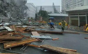 雲林福懋科技公司鷹架倒塌!工人受困傷亡不明 警消搜救中
