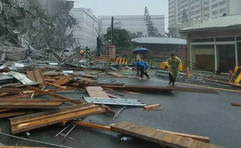 ▲雲林斗六市河南街福懋科技公司，在今（6）日下午4時許發生鷹架倒塌意外，傳出有工人受困其中。（圖／翻攝畫面）