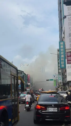 台中向上路一間知名燒肉店發生火警,2人失去生命跡象送醫。(圖/臉書台中災情報你災) ▲台中向上路一間知名燒肉店發生火警,2人失去生命跡象送醫。(圖/臉書台中災情報你災)