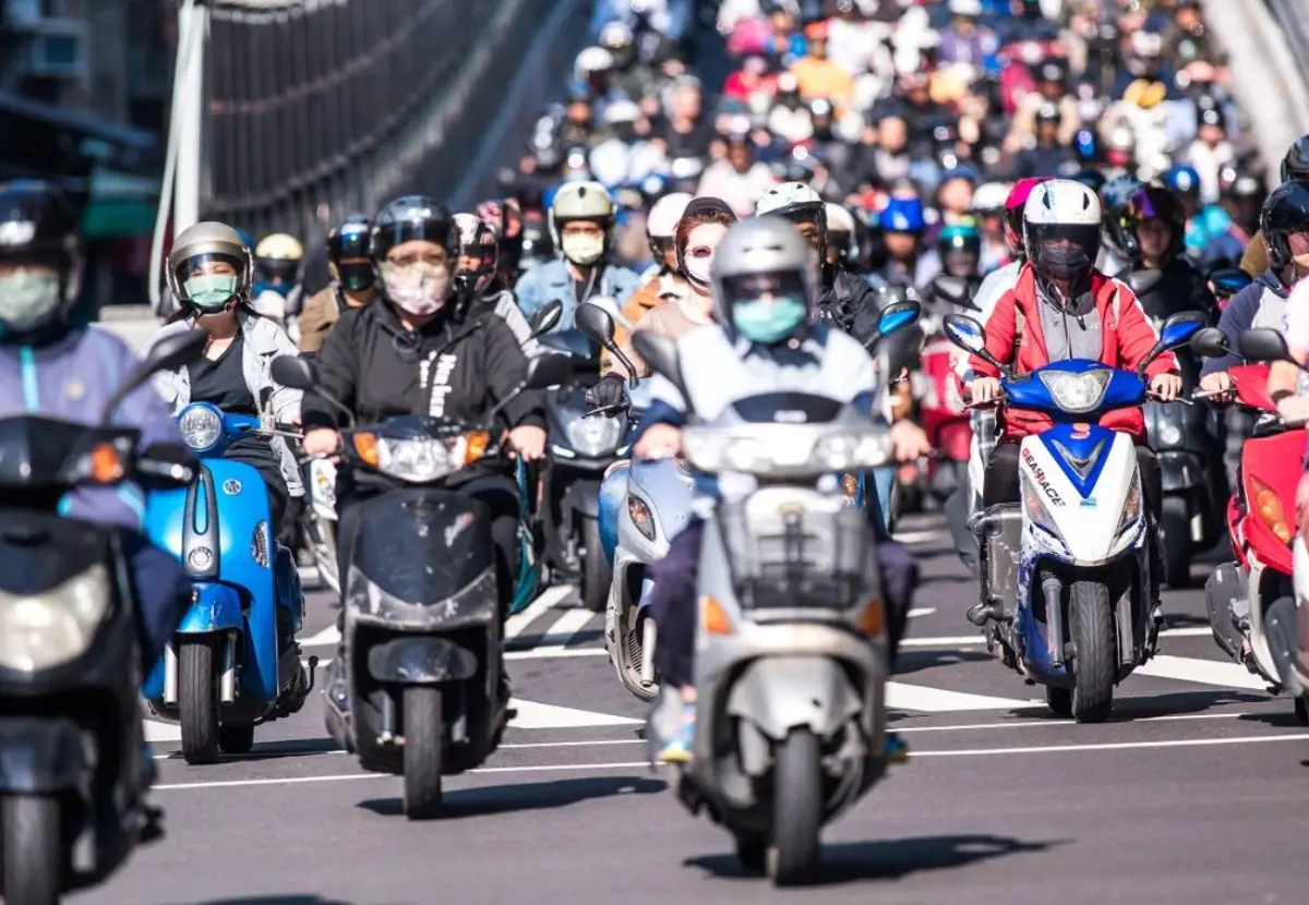 ▲許多民眾共同經驗就是被排氣管燙到，專家提醒要記得「沖、脫、泡、蓋、送」，若有水泡且面積大到相當於2隻手臂，一定要就醫。（示意圖／shutterstock）