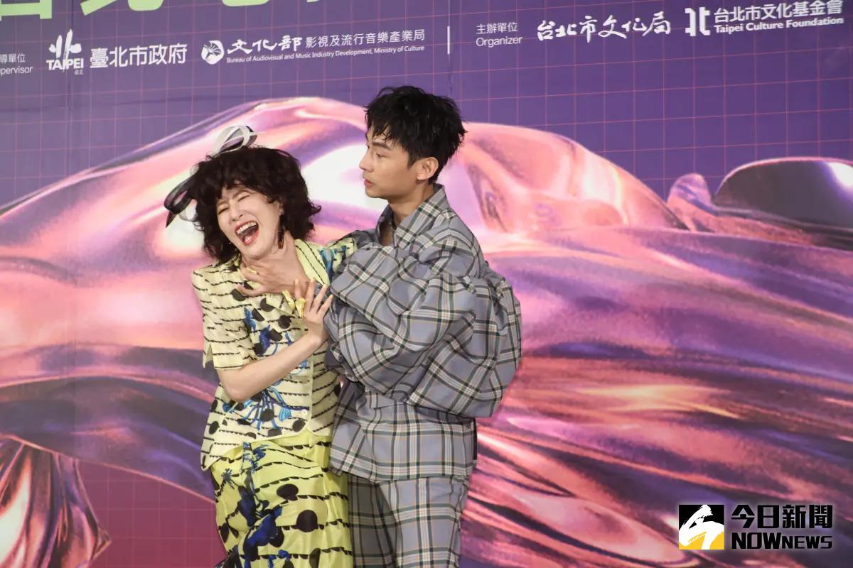 ▲百白（左）、大鶴（右）二度主持北影頒獎典禮大玩「不合哏」，兩人放大招說要「唇槍舌戰」，結果直接在台上「嘴對嘴接吻」。（圖／NOWnews攝影中心）