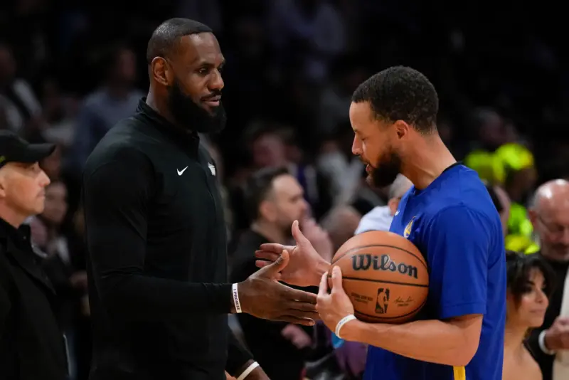 ▲LeBron James和Stephen Curry過去並沒有在正式比賽成為隊友的機會，這次一同代表美國男籃出征巴黎奧運，終於有機會同隊。（圖／美聯社／達志影像）